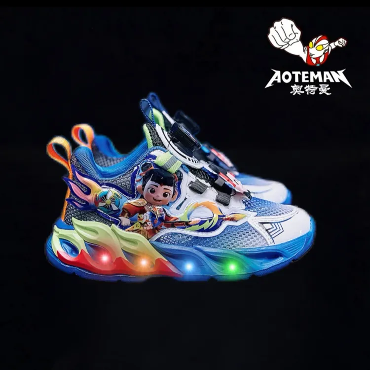 奥特曼正品联名男童2025夏季新款透气哪吒网面儿童亮灯发光运动鞋