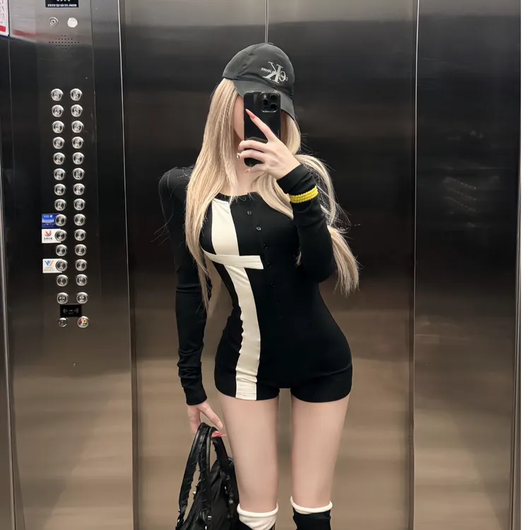 美式辣妹黑色长袖连体裤女秋连体衣设计感修身显瘦连体短裤