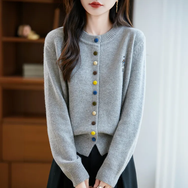 法式通勤刺绣彩扣针织miu系开衫女外套毛衣2025秋冬新款软糯上衣