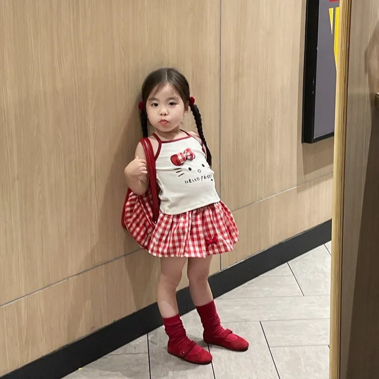 小思家女童套装2025夏季百搭韩版洋气卡通猫吊带上衣红格子半身裙