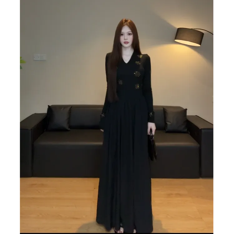 秋季轻奢花朵黑色连衣裙女2025秋季女人味气质假两件中长裙