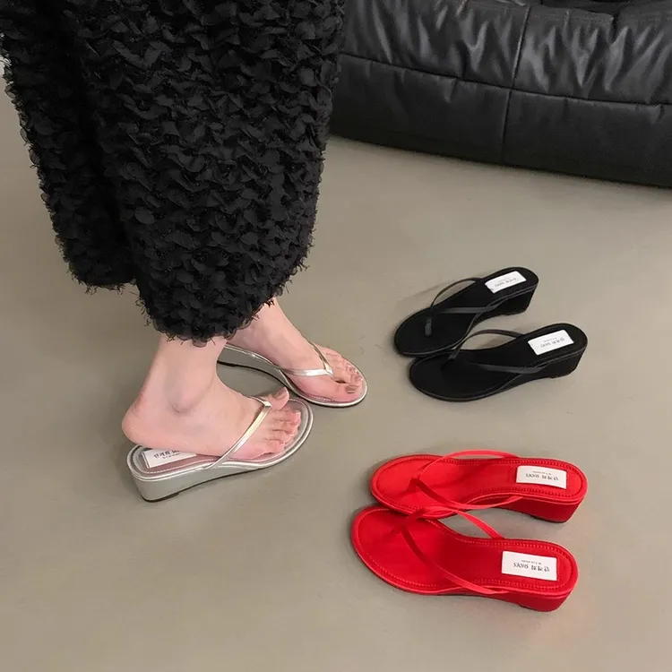 坡跟人字拖女夏季外穿2025新款网红小众时尚海边沙滩法式夹趾凉鞋