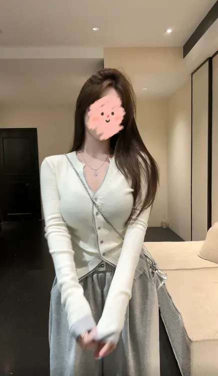 简约风常规款纯欲开衫针织秋季新款V领设计百搭外穿简约打底衫潮