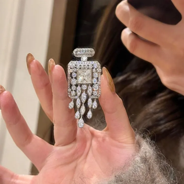 铜合金胸针 胸针小众爆闪流苏法式重工精致轻奢高级感胸花别针女