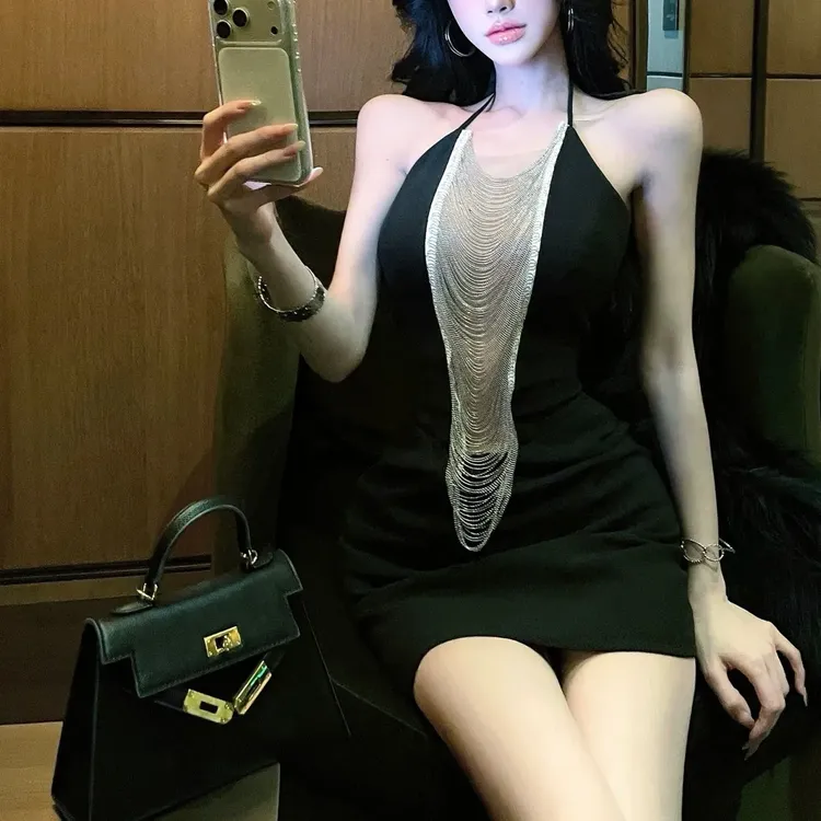 秋冬款性感挂脖连衣裙女2025新款名媛水钻流苏百搭包臀裙生日裙子