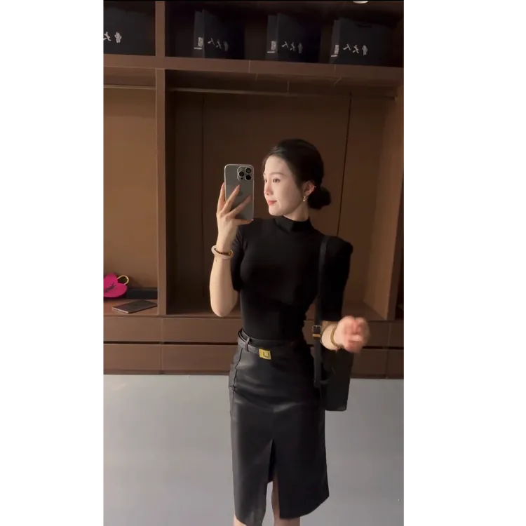 2025早秋纯欲御姐气质黑色开叉皮裙半身裙女显瘦打底上衣两件套装
