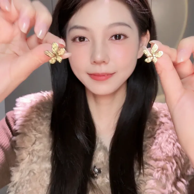 铜合金耳饰 设计感小众金色花朵耳钉气质轻奢百搭耳饰