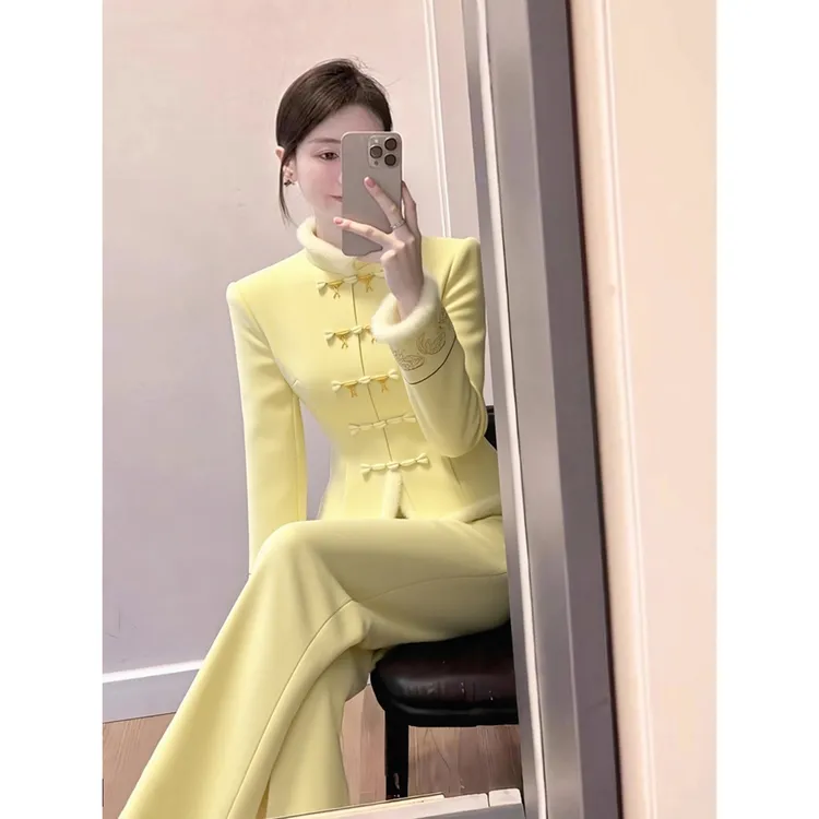 2025冬季女装轻奢高级感时髦洋气新中式黄色毛领上衣阔腿裤子套装