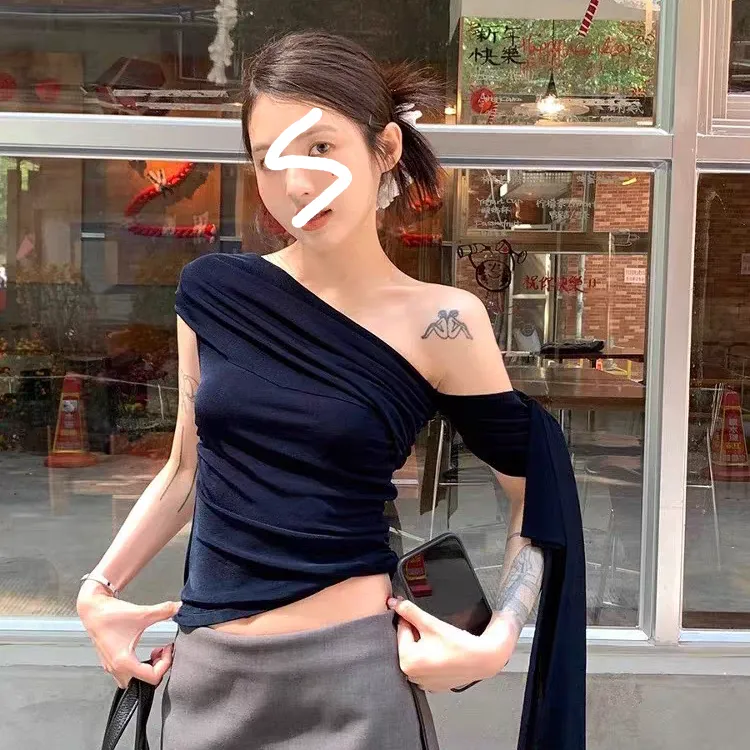 【现货】斜领露半边肩设计感上衣新款辣妹风修身显瘦露肩短袖上衣女