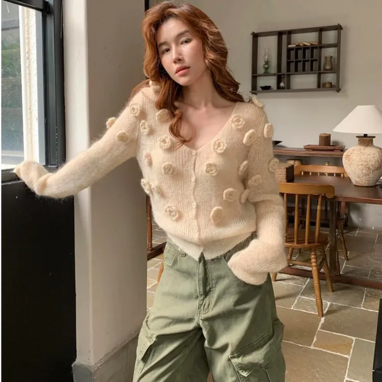 法式秋冬新款时尚百搭V领立体花朵毛针织开衫毛衣上衣女宽松温柔