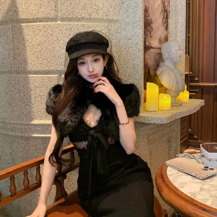 中古感环保皮草坎肩+蝴蝶结性感吊带+口袋勾边针织包臀半身裙