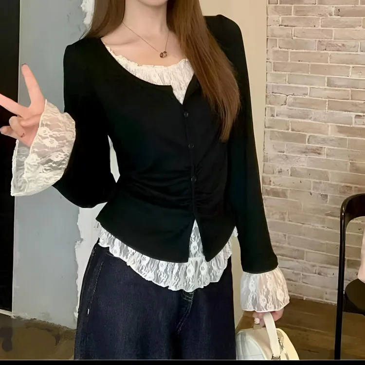 胖mm秋季显瘦遮肉蕾丝拼接上衣女 黑色假两件正肩长袖衬衫女1073