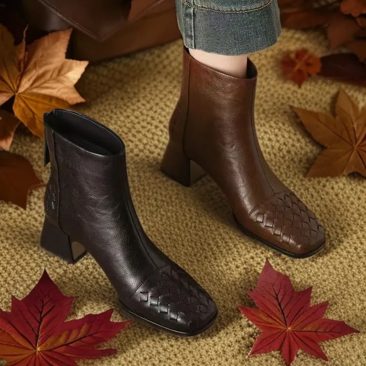 复古靴子粗跟棕色超软皮短靴女新款方头时装靴褶皱加绒上班鞋子