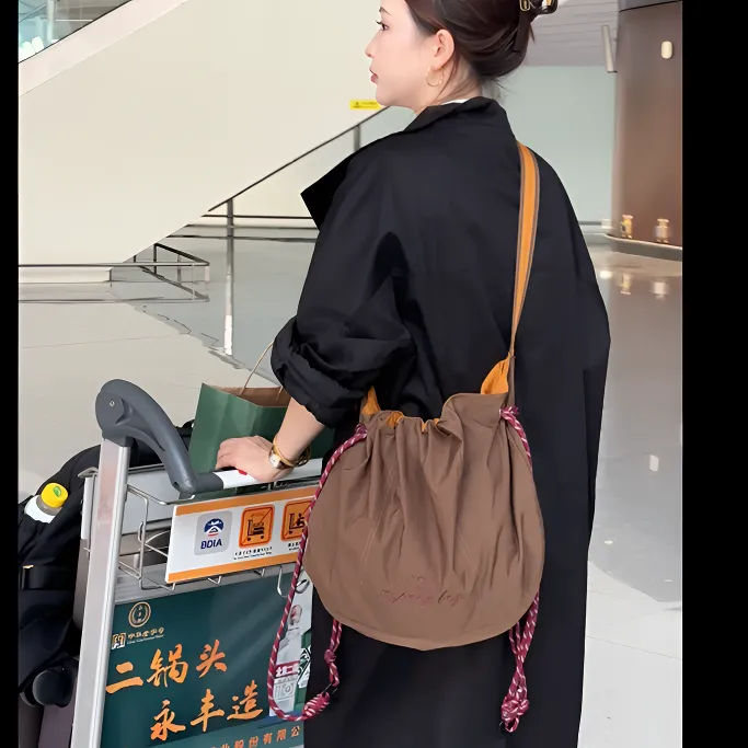 福袋包复古美式单肩斜跨女包轻便防水珠光面料抽绳户外运动背包男