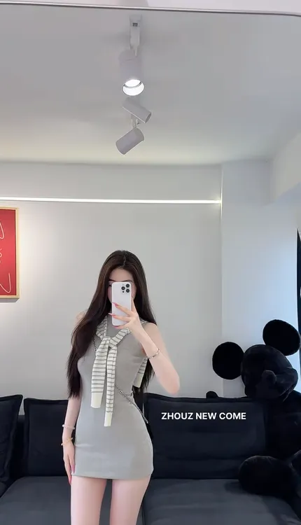 【松弛达人】灰色圆领无袖连衣裙条纹披肩2025新款修身显瘦包臀短裙