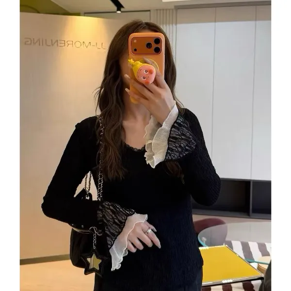 欧洲站温柔肌理感蕾丝喇叭袖V领T恤女2025秋冬新款镂空显瘦打底衫