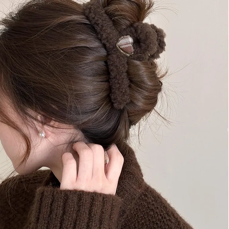 秋冬毛绒头发抓夹大号后脑勺鲨鱼夹高级感发夹女2025新款夹子发饰