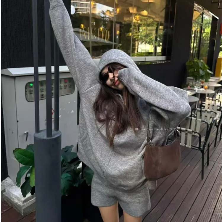 美式辣妹风连帽长袖毛衣外套女秋季针织高腰显瘦短裤灰色两件套装