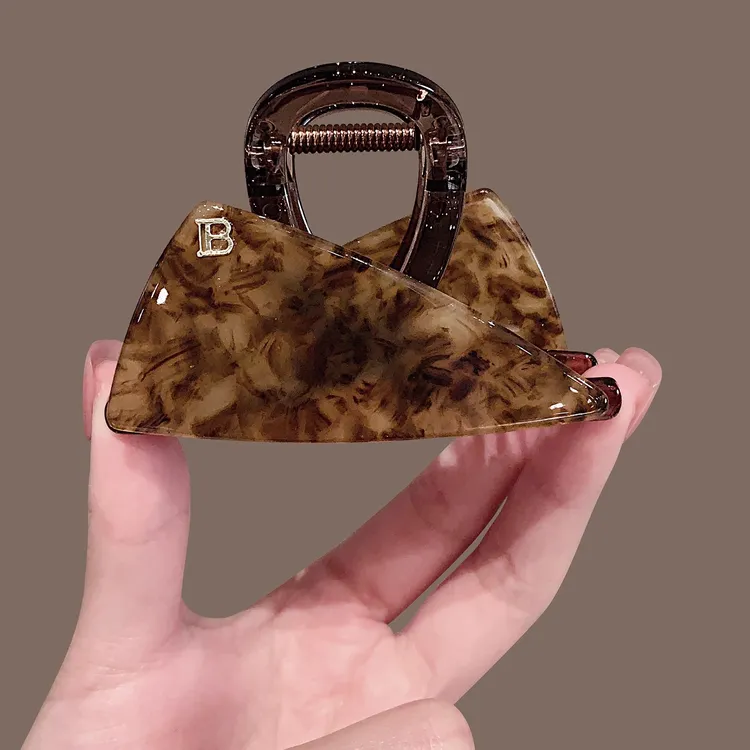 韩系三角豹纹醋酸抓夹女新款半扎发发卡后脑勺发量少盘发鲨鱼夹子