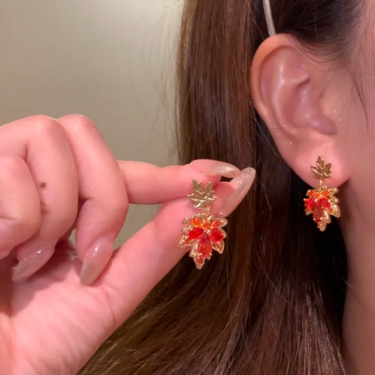 铜合金锆石耳饰 早秋轻奢红色闪锆枫叶耳环女气质高级感耳针耳饰
