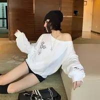 一字领十字架印花斜肩卫衣女早秋新款时尚宽松百搭慵懒风露肩上衣