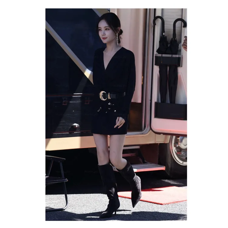 【李一桐同款】2026新款法式设计感气质长袖V领连衣裙显瘦短裙女潮