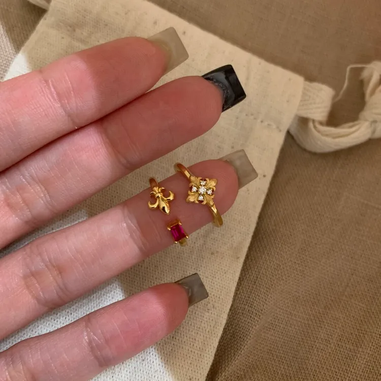 柯柒 铜合金戒指 金色鸢尾花红戒指女设计感小众可调节开口戒手饰