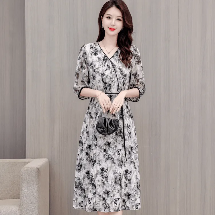 水墨蝴蝶印花连衣裙2025新款领大码碎花显瘦洋气新式国风妈妈装