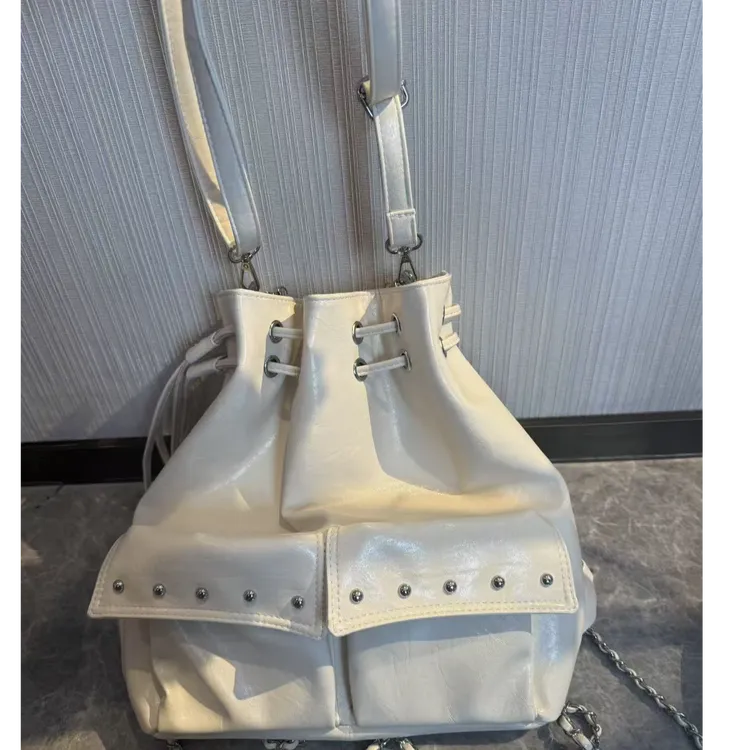 减负托特包水桶包小黄鸭双肩包休闲轻奢英伦风双肩背白色时尚百搭