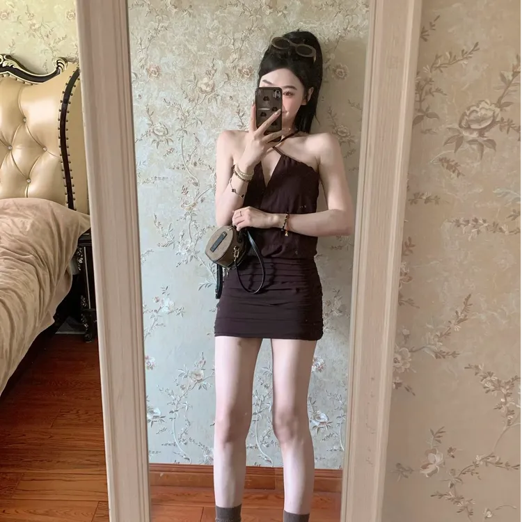 纯欲辣妹挂脖短裙女2025夏季新款小众设计感收腰显瘦包臀连衣裙