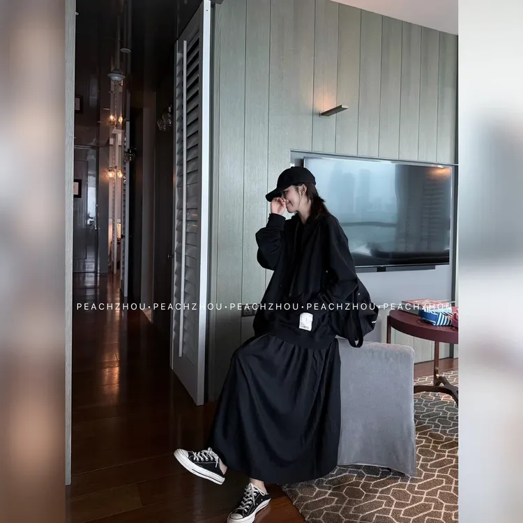 NS女装 贴标磨破调节扣袖口宽松连帽毛圈卫衣拼接长款连衣裙裙子