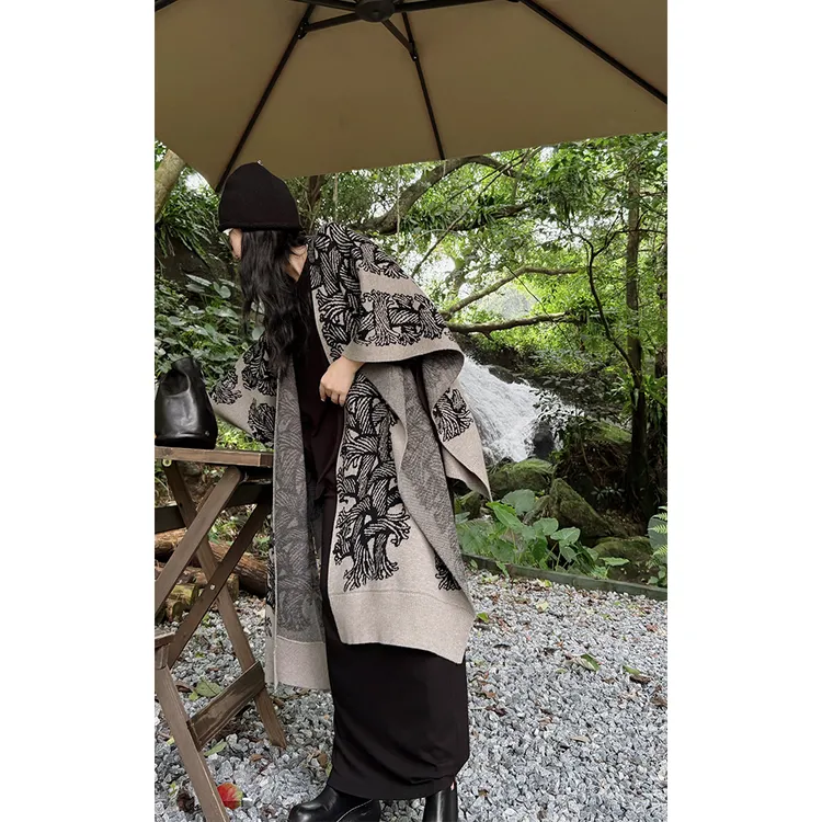 LA CALLA扭结披肩杏色复古羊毛提花宽松围脖披肩L1527