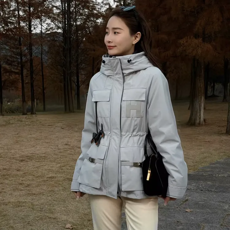 HELA AOMI “爱马冲锋鹅”90鹅绒+绵羊皮大口袋羽绒服CY5DM02806