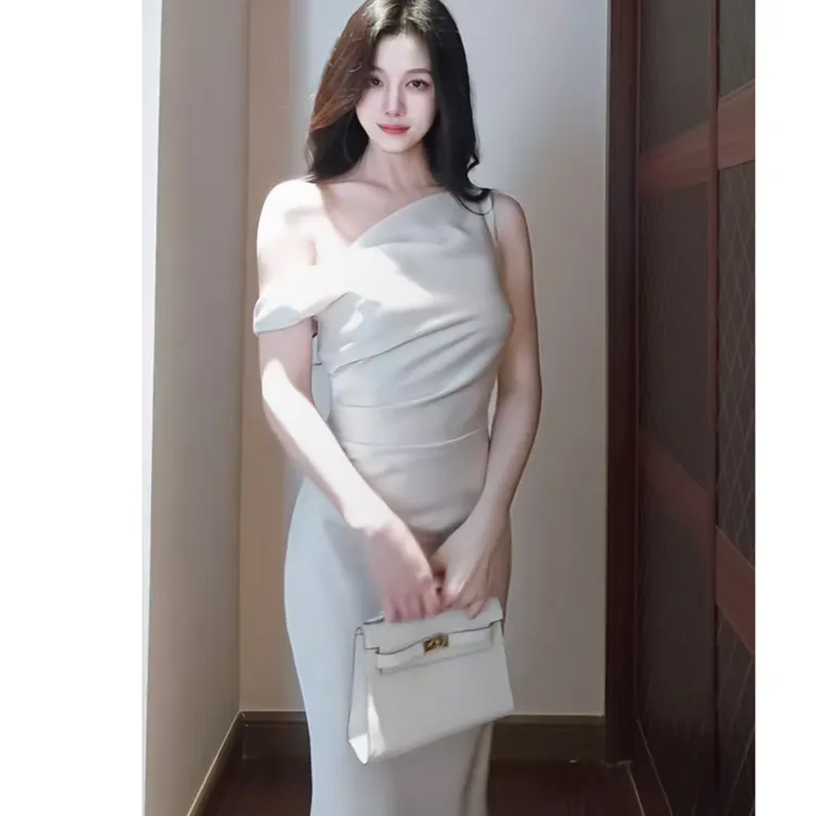 2025春季新款时尚气质性感斜领露肩连衣裙显瘦小众显瘦收腰长裙