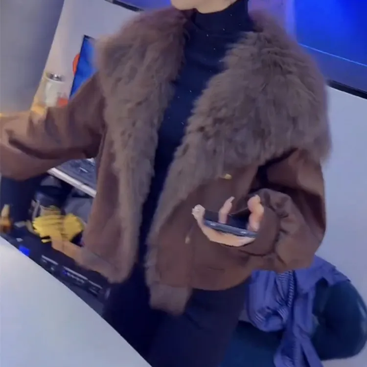 2025年冬季网红新款时尚洋气宽松高级感欧货大毛领棉服短款外套女