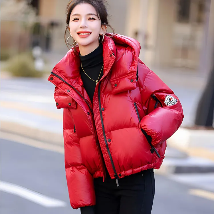 巨好看亮面羽绒服女短款冬季2025新款今年流行小个子90白鸭绒外套