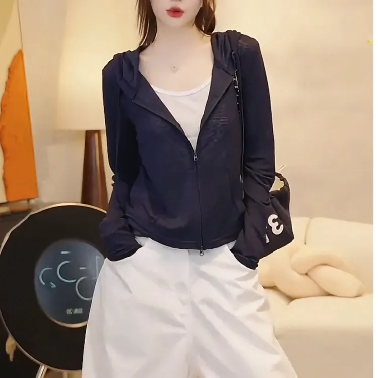 大码胖mm早秋季假两件连帽薄款防晒显瘦长袖上衣女新款开衫短外套