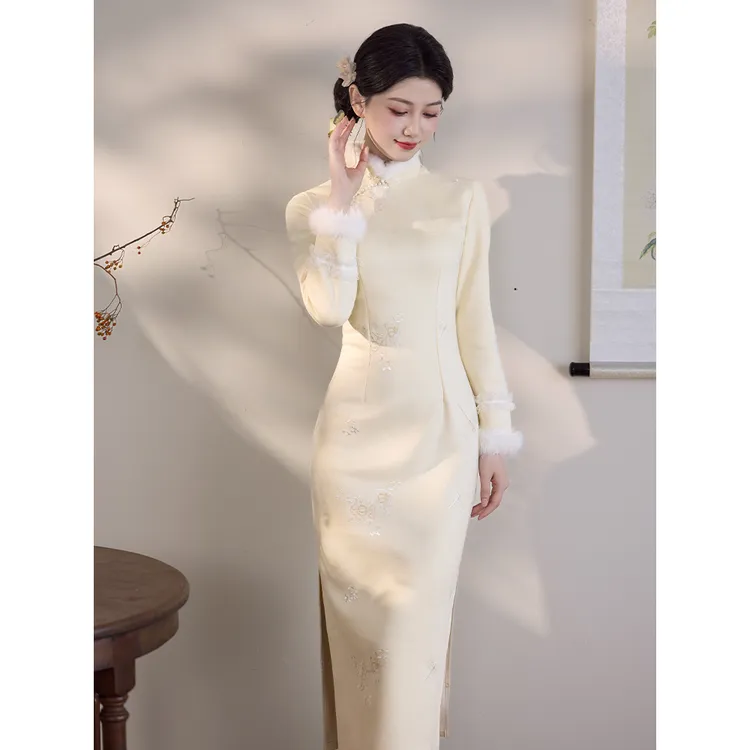 米白色复古新中式绣花长袖旗袍女2025冬季新款年轻加绒保暖毛绒领