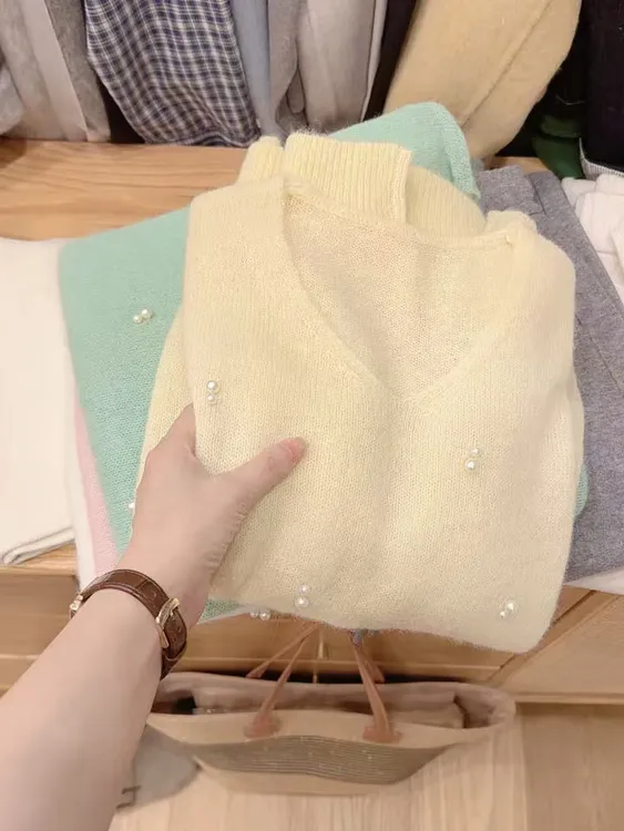 七言家巨好看！ins韩系穿搭黄色钉珠V领毛衣@