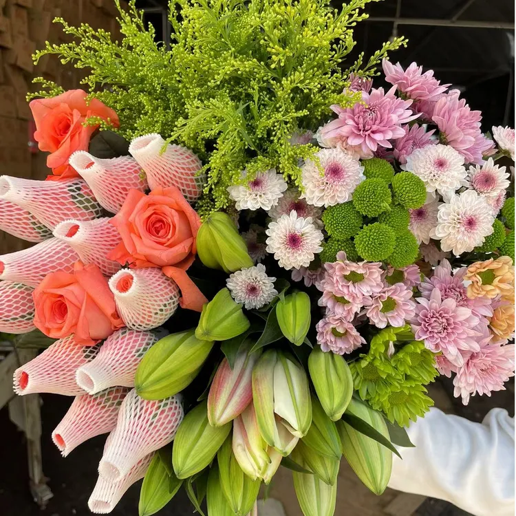 粉玫瑰10只+百合5朵+混色小雏菊5枝+配草5枝+送玫瑰 云南昆明鲜花