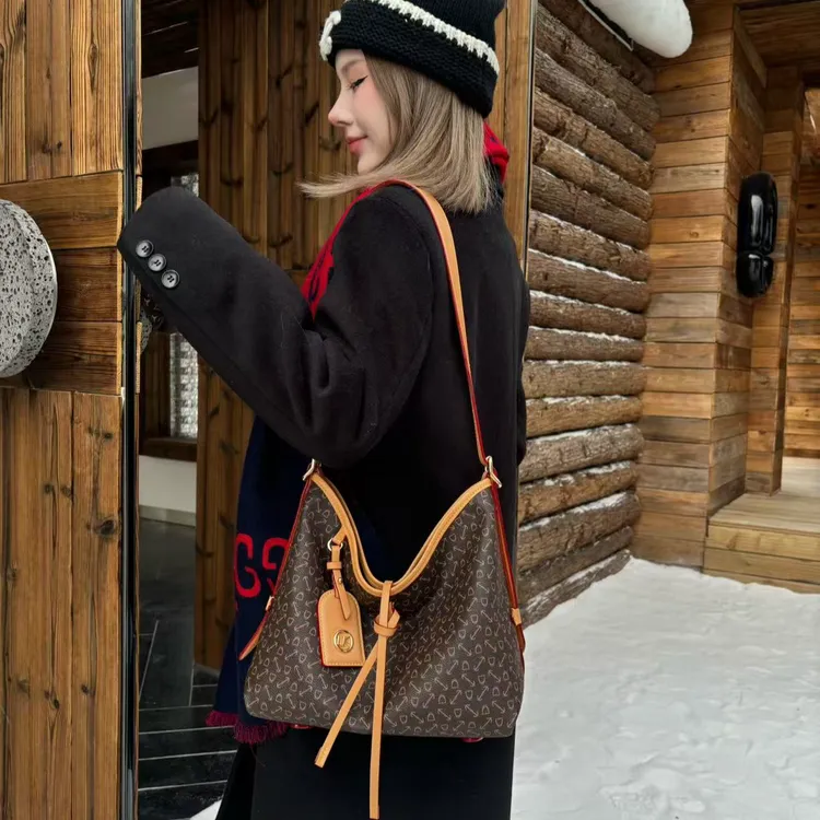 【URICK】2025秋冬新款斜挎包涂鸦腋下包咖G651782时尚百搭女包爆款