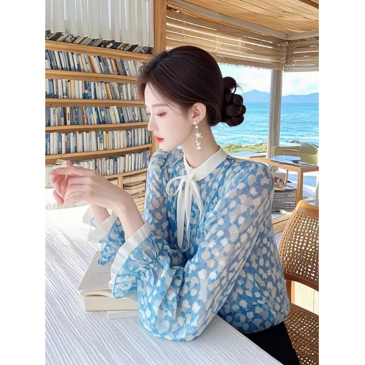 超好看蓝色碎花雪纺衬衫女2025早春新款慵懒风法式收腰喇叭袖衬衣