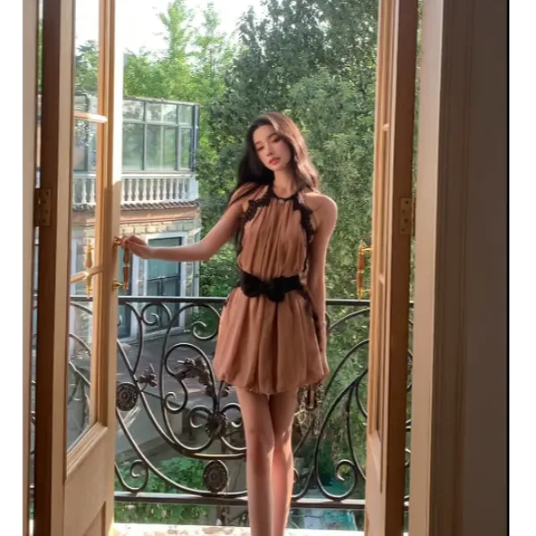 小众慵懒挂脖蕾丝边无袖连衣裙女2025新款韩圈气质宽松遮肉度假裙