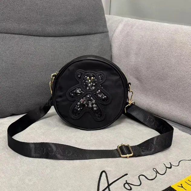 新款女包圆形个性单肩斜挎包小熊亮片百搭小圆包小众时尚尼龙小包