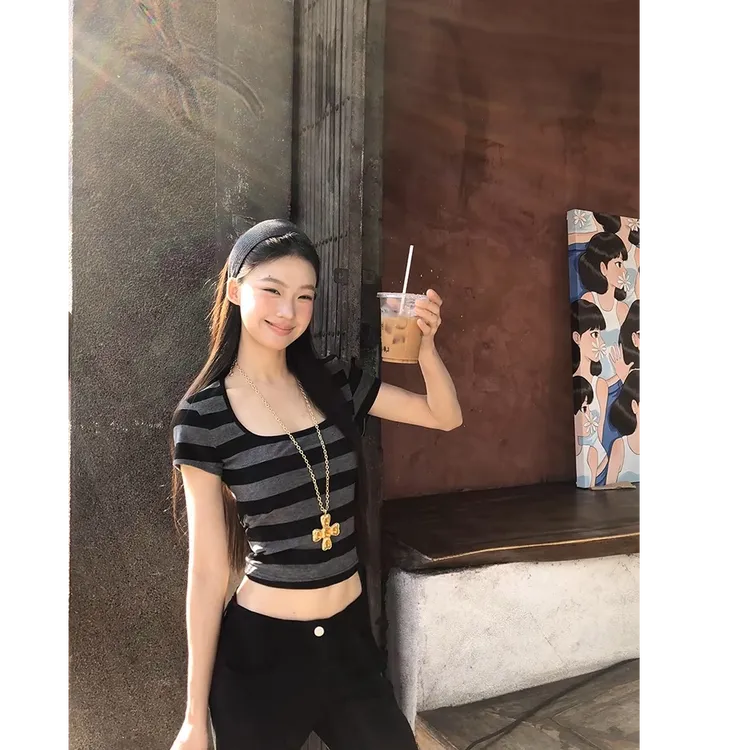 方领辣妹短款t恤女夏季新款爆款灰色条纹辣妹独特绝美小上衣短袖