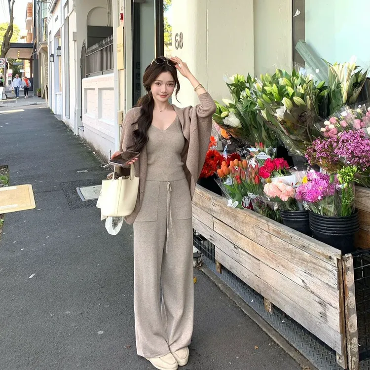温柔设计感三件套2025秋季吊带背心开衫长袖外套阔腿长裤针织套装