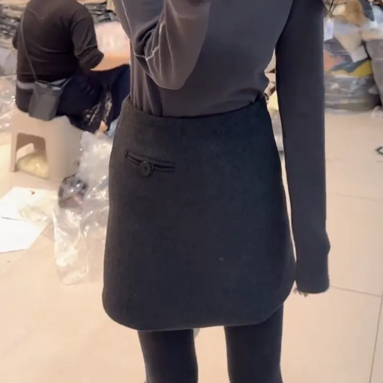 2025秋冬显瘦新款纯色扣子短裙带内衬灰色LK2507975