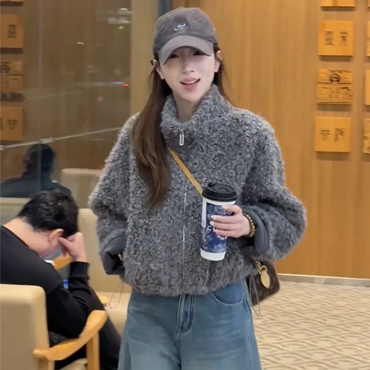 2025冬季新款巨好看时尚休闲宽松加厚棉服女皮毛一体仿羊羔绒外套