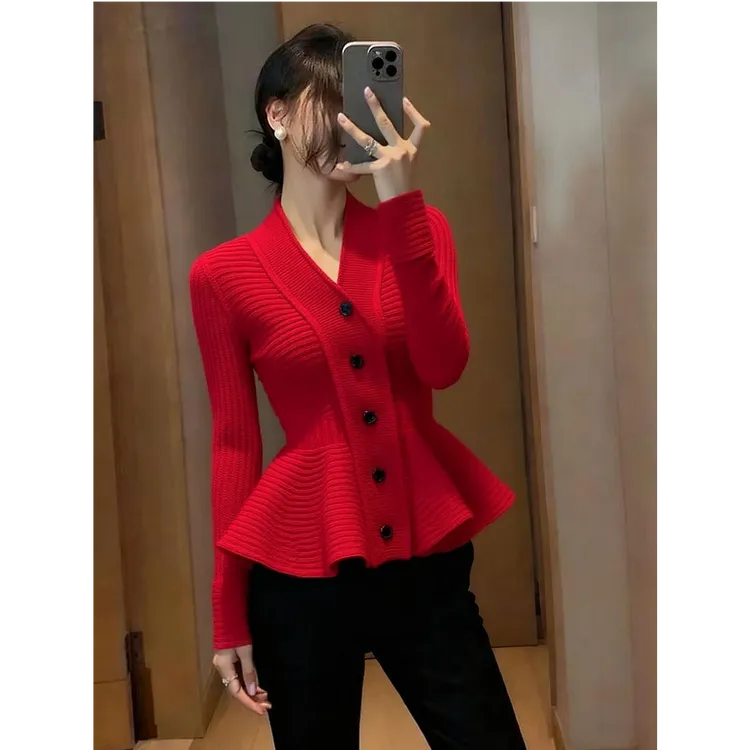 法式独特漂亮气质上衣高级感减龄洋气设计感小众红色V领针织衫秋