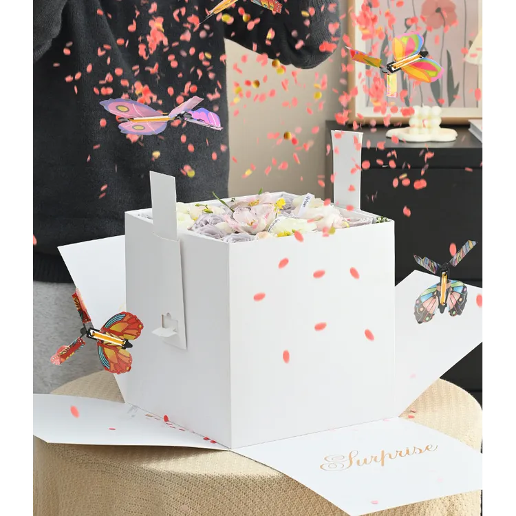 会飞的蝴蝶喷花礼盒惊喜生日礼物送女生男朋友闺蜜节日仪式感